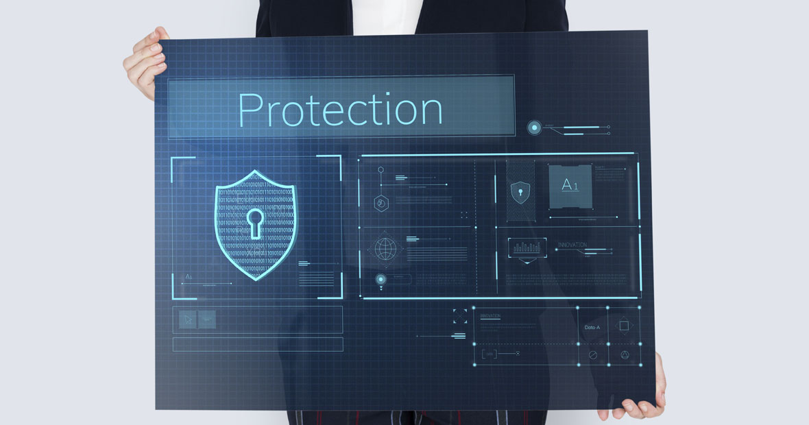 Professionnelle tenant une bannière transparente avec des graphiques de cybersécurité.
