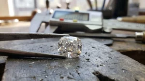 Gros plan sur une main tenant délicatement une rondelle facettée translucide en quartz rose, avec un pied à coulisse numérique visible en arrière-plan flouté, lumière naturelle latérale créant des reflets dans les facettes